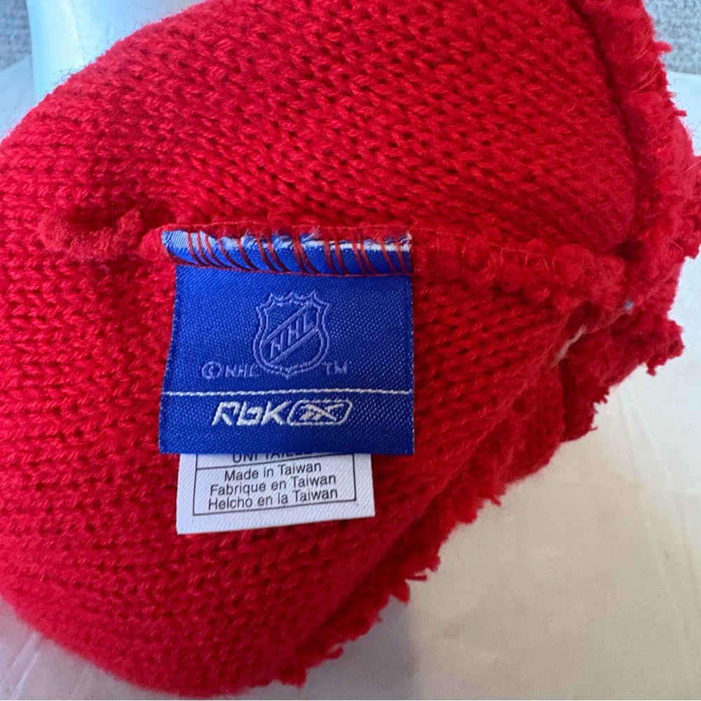 Reebok NHL Detroit Red Wings Beanie Hat Ice Hockey Team Pom‎ Pom Cuffed Knit - Picture 5 of 6